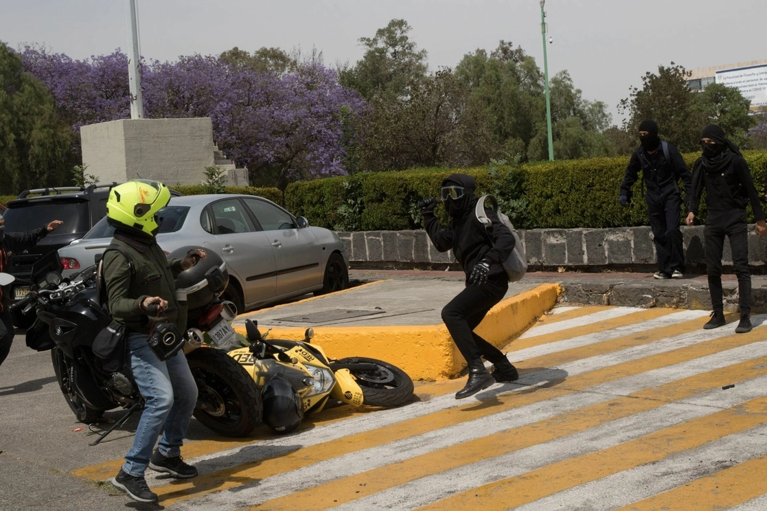 Un grupo de jóvenes causó destrozos en varias zonas del casco central de Ciudad Universitaria, incluida Rectoría, y prendió fuego a pastizales de la Reserva Ecológica del Pedregal, en terrenos de la UNAM, el 31 de marzo de 2021. Foto Cuartoscuro 