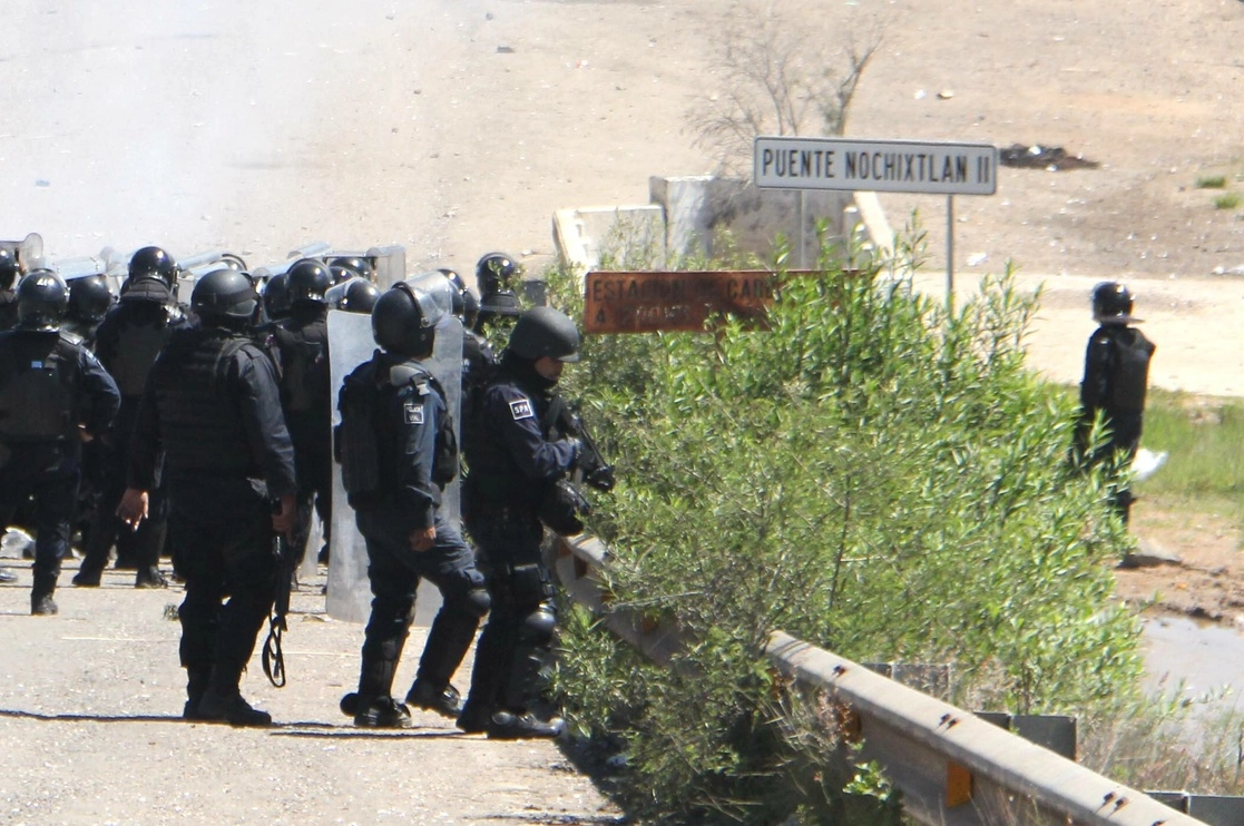 Elementos de la Policía Federal fueron enviados el 19 de junio de 2016 al municipio de Asunción Nochixtlán, en la región de la Mixteca de Oaxaca, para desalojar a miembros de la sección 22 de la Coordinadora Nacional de los Trabajadores de la Educación que bloqueaban la supercarretera Oaxaca-México. Foto Jorge A. Pérez Alfonso