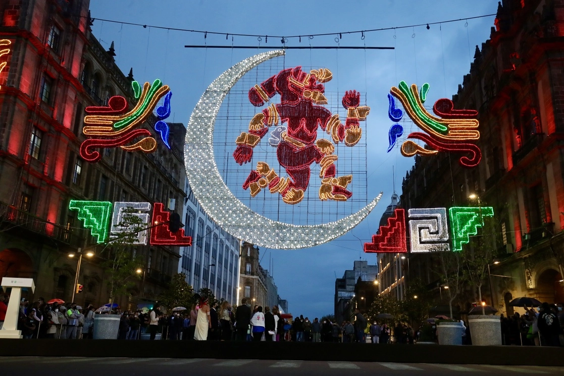 El cuadro principal es una imagen tridimensional de la Coyolxauhqui, diosa de la Luna, sobre avenida 20 de Noviembre. Foto Luis Castillo