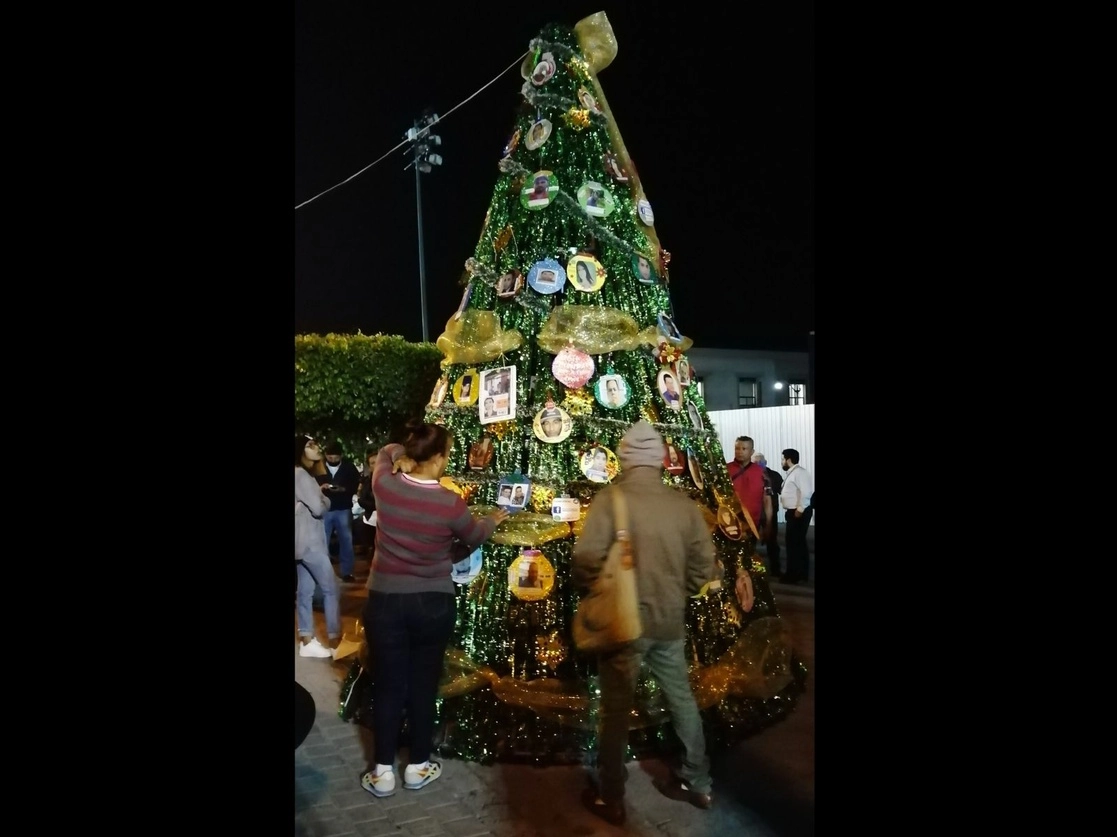 Para insistir a las autoridades que no descansarán hasta encontrar a sus seres queridos, integrantes del Colectivo Familias Unidas por Nayarit encendieron el Árbol de la Esperanza en memoria de los mil 200 desaparecidos. Foto Luis Martín Sánchez