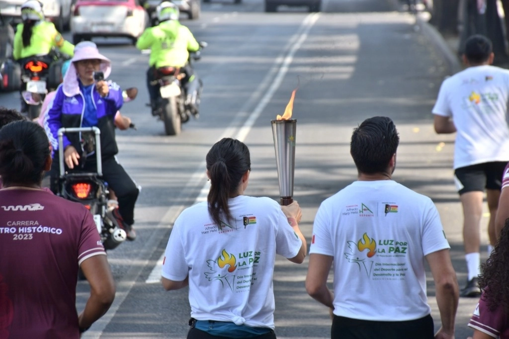 La antorcha fue portada por unos 200 corredores entre relevistas y  escoltas, desde su inicio hasta su destino final el Zócalo. Foto 
Adriana Díaz