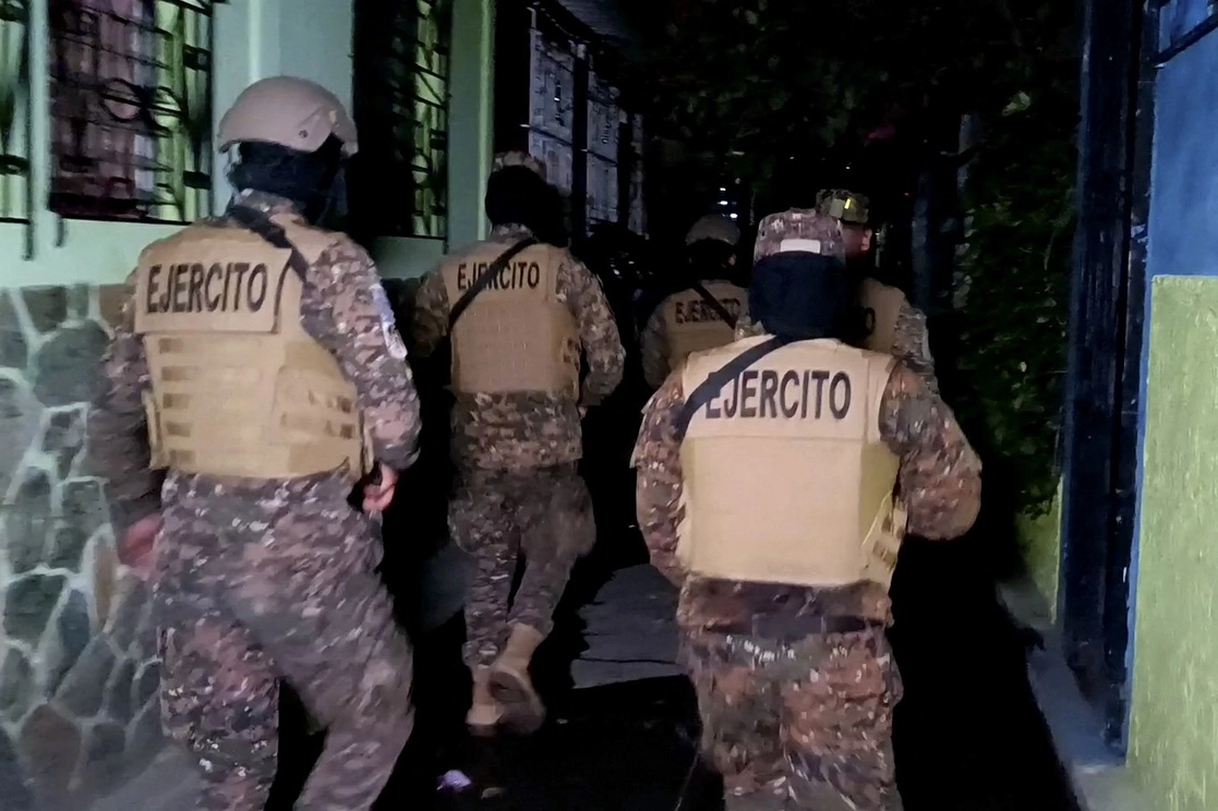 Militares buscan pandilleros en Soyapango, El Salvador, el 3 de diciembre de 2022. Foto Afp