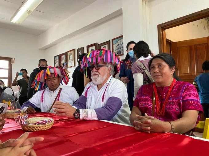  El subsecretario de Derechos Humanos y Población de la Secretaría de Gobernación, Alejandro Encinas, se comprometió a reparar los daños por la muerte de 19 personas de Chenalhó y cinco de Aldama, a causa de la disputa de 60 hectáreas desde hace 45 años. Foto Twitter @A_Encinas_R