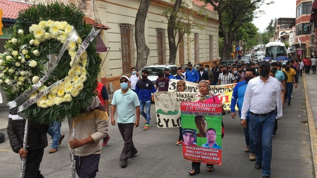 Normalistas de Ayotzinapa se manifiestan en Chilpancingo. Foto La Jornada / Archivo