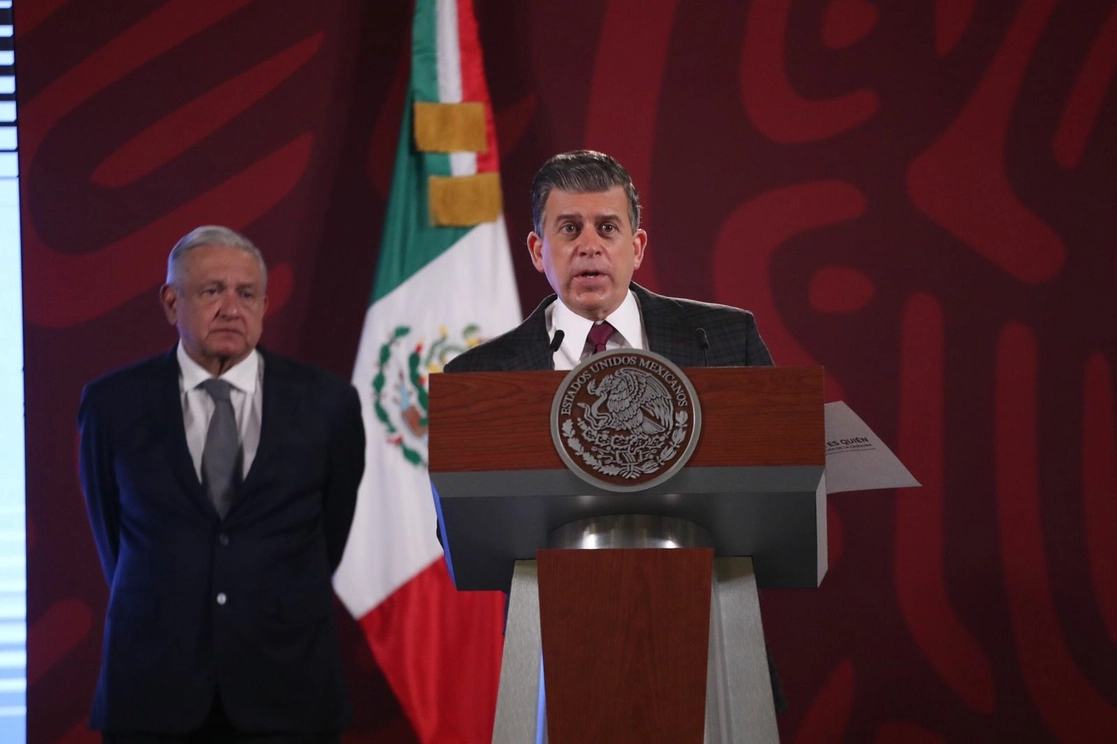 El titular de la Profeco, Ricardo Sheffield Padilla; en segundo plano, el presidente López Obrador durante la conferencia matutina en Palacio Nacional, en la Ciudad de México, el 18 de julio de 2022. Foto Luis Castillo