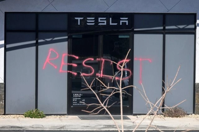 También en Estados Unidos la fiscal general Pam Bondi anunció la inculpación de tres personas por su participación en lo que describió como “una ola de terrorismo interno contra Tesla”. Foto