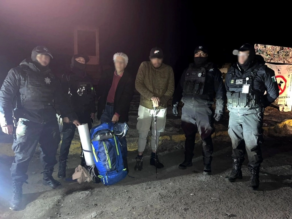 Elementos de la SSEM auxiliaron al hombre perdido en el paraje La Joya del volcán Iztaccíhuatl. Foto cortesía SSEM