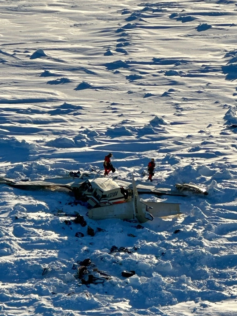 Esta fotografía proporcionada por la Guardia Costera de Estados Unidos el viernes 7 de febrero de 2025 muestra un pequeño avión de pasajeros que se estrelló en el oeste de Alaska durante un vuelo que se dirigía a la comunidad de Nome. Foto Ap