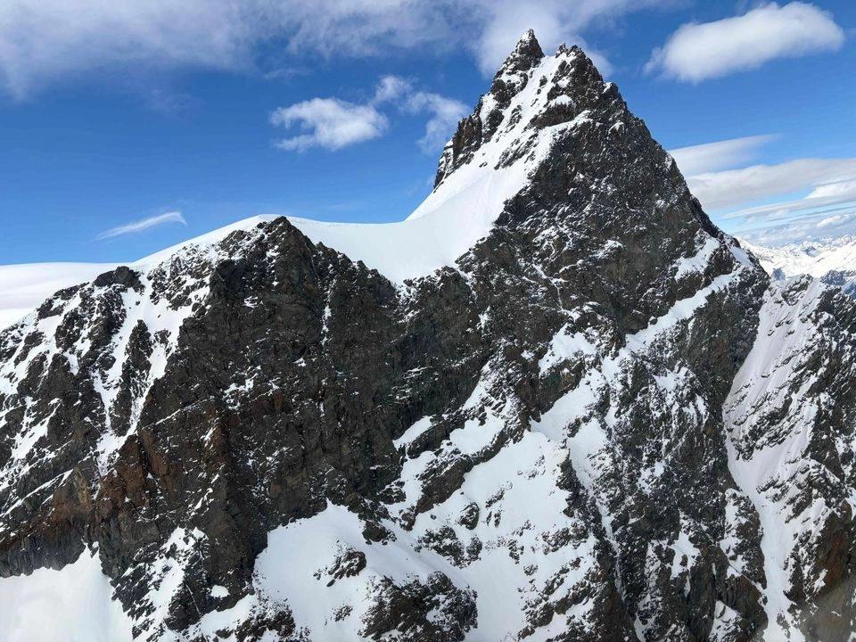 La policía de Valais indicó que las víctimas fueron localizadas en el glaciar Adler tras búsquedas aéreas y terrestres. Foto 