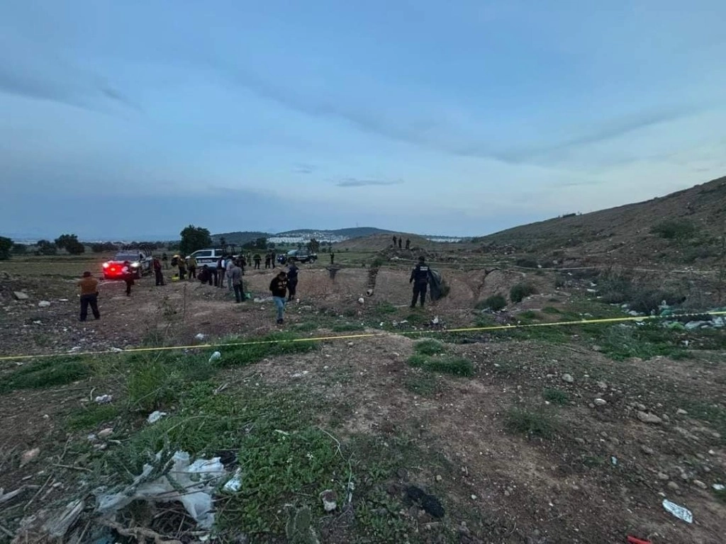 Los cuerpos de dos hombres fueron encostalados y abandonados a unos metros del relleno sanitario de El Huixmi de Pachuca, Hidalgo, luego de ser ejecutados de forma violenta. Foto ‘La Jornada’