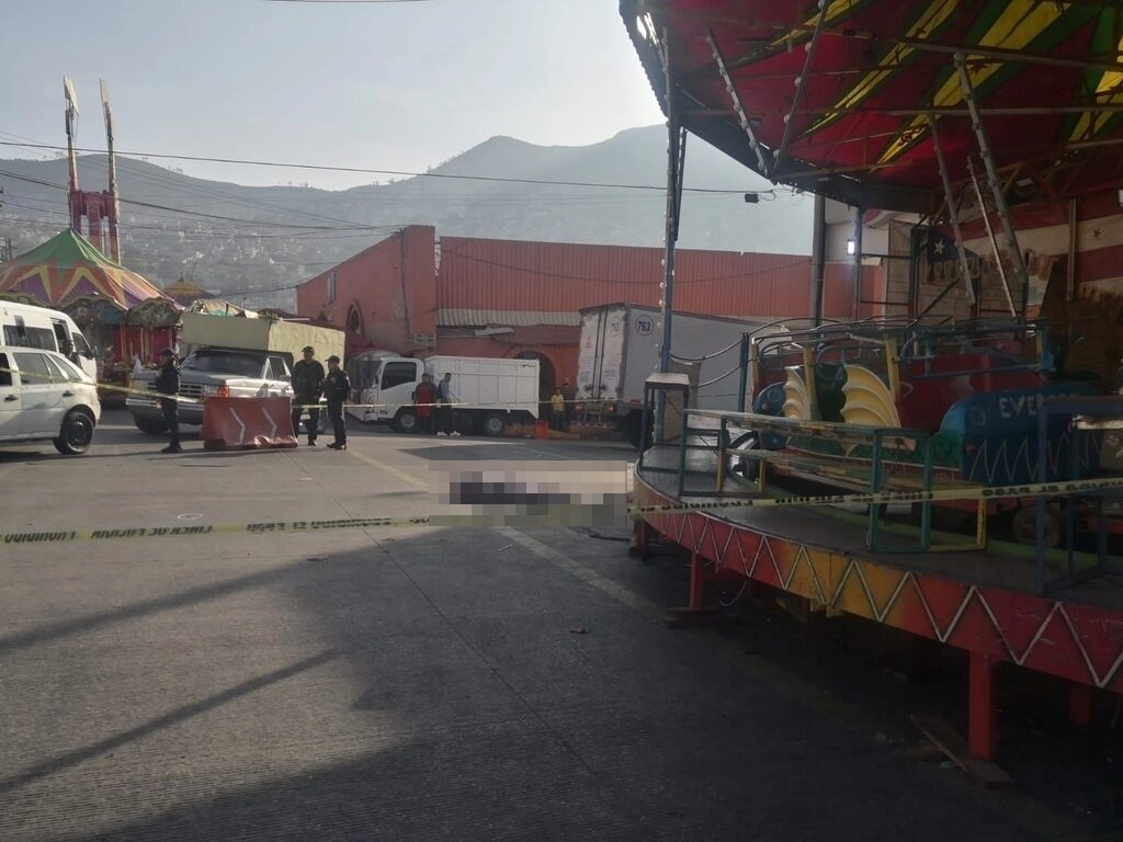 Los cadáveres de una persona adulta y un menor de edad, el primero amordazado y envuelto en una cobija, y el segundo tundido a golpes, fueron localizados en calles de la colonia Lázaro Cárdenas, en Tlalnepantla. Foto ‘La Jornada’
