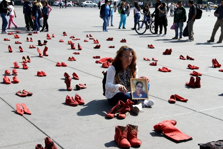Activistas colocaron en el Zócalo capitalino zapatos rojos en honor a victimas de feminicidios y mujeres desaparecidas en México. Foto María luisa Severiano/ Archivo