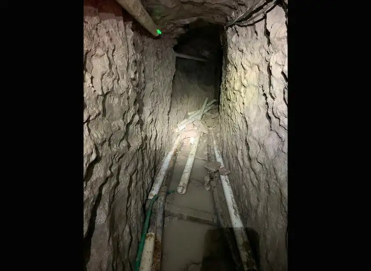 Aspectos del interior del túnel que rebasa más de un kilómetro. Foto Ap
