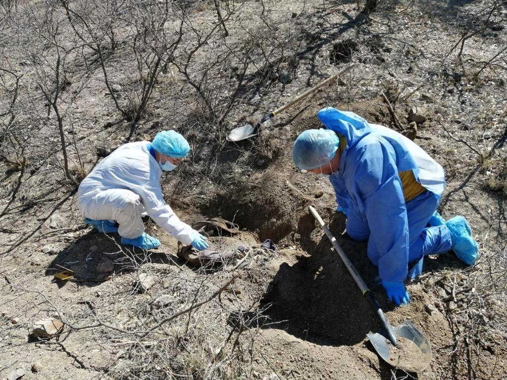 El colectivo “Madres buscadoras de Sonora” halló tres cuerpos en avanzado estado de descomposición en un camino de terracería en la frontera de Nogales con Arizona, el 16 de marzo de 2021. Foto ‘La Jornada’