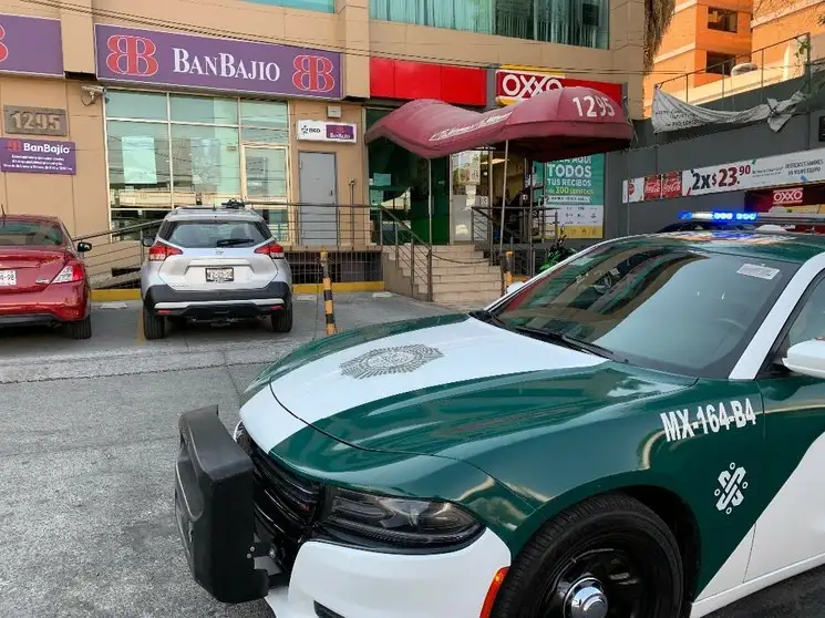 En imagen de archivo, policías capitalinos realizan operativos en comercios de la ciudad. Foto Alfredo Domínguez