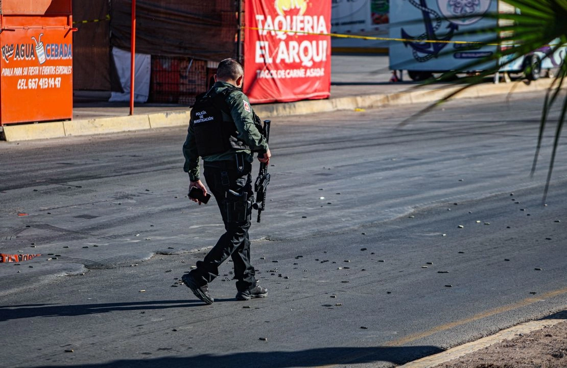 Un reporte la mañana del domingo al  911 alerto a los cuerpos policiacos  tras informarse de que el cuerpo de un hombre se encontraba tirado en la calle 22 de diciembre y  Mina de la colonia Huizaches,      que  presentaba impactos de arma de fuego, había signos de tortura y  a un lado un mensaje. Foto 