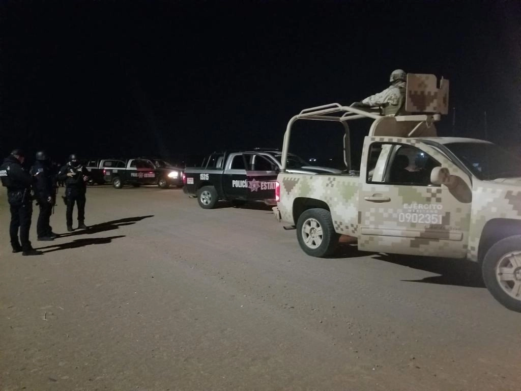 Elementos de la Secretaría de la Defensa Nacional y de la policía estatal de Sonora mantienen vigilancia en la región desértica de la entidad, cerca de la frontera con Arizona, tras los enfrentamientos entre grupos rivales del crimen organizado en el municipio de Caborca. Foto ‘La Jornada’