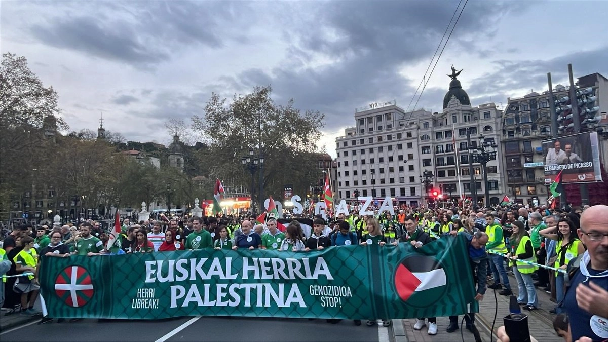 Miles de personas secundan, desde las 17:30 horas de la tarde, en Bilbao, la convocatoria que Palestina Gu ere bai¡, Gure Esku y Gernika-Palestina Herri Ekimena han realizado para reclamar "el fin del genocidio" en Palestina, tres horas antes del encuentro solidario que disputarán Euskal Selekzioa y la selección palestina. 