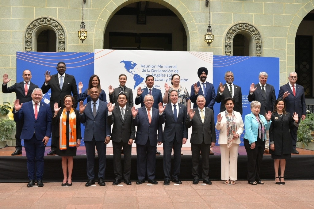 Alicia Bárcena, titular de la SRE, participó en la Reunión Ministerial de la declaración de Los Ángeles sobre Migración y Protección, que se realizó en Guatemala con sus homólogos de la región, para estructurar acciones sobre el tema. Para la imagen oficial fue colocada al lado de la canciller de Ecuador (de blanco). Foto Gobierno de Guatemala 