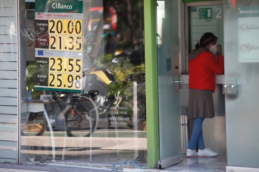 Cotización del dólar en un banco de la CDMX el pasado 04 de noviembre de 2020. Foto Víctor Camacho