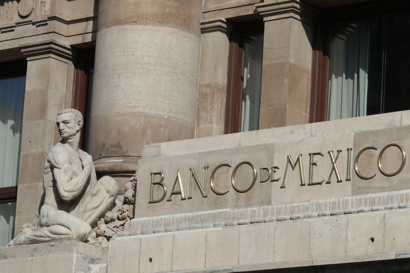 Fachada del edificio del Banco de México. Foto Roberto García Ortiz / Archivo