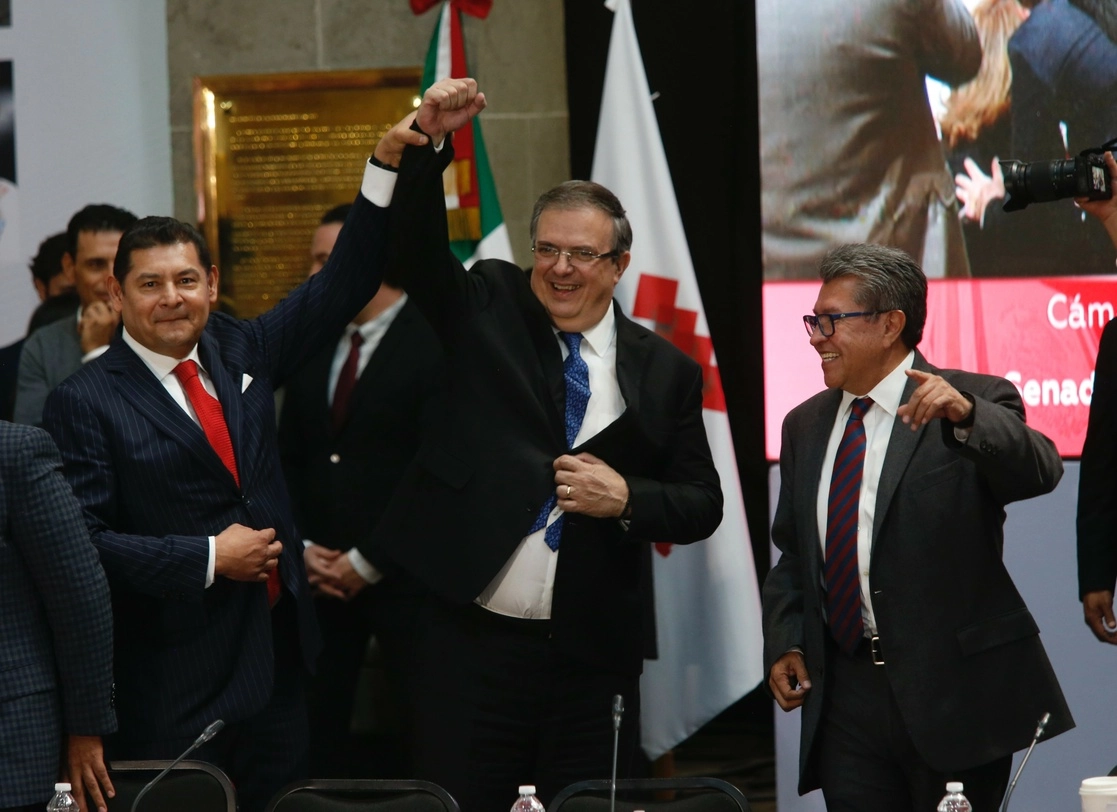 Alejandro Armenta, presidente del Senado; el secretario de Relaciones Exteriores, Marcelo Ebrard y Ricardo Monreal, coordinador de Morena en el Seando, durante la Décima Reunión Plenaria del Grupo Parlamentario de ese partido, en la antigua sede de Xicoténcatl, en la CDMX. Foto María Luisa Severiano 
