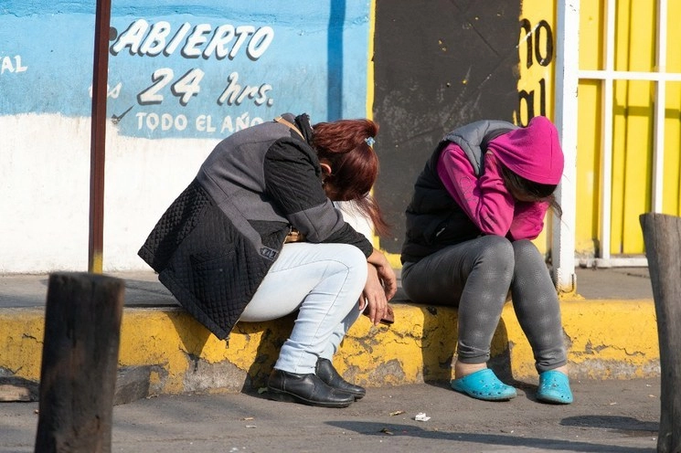 Una mujer y su hija esperan afuera del hospital Belisario Domínguez para recibir una hemodiálisis. Foto Pablo Ramos