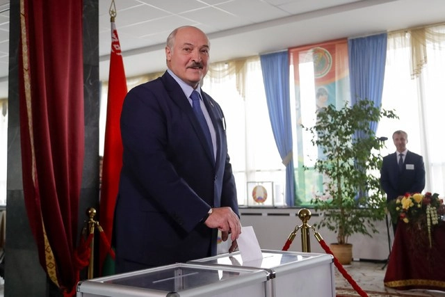 El mandatario bielorruso, Alexandre Lukashenko deposita su voto en las elecciones presidenciales de su país. Foto Ap
