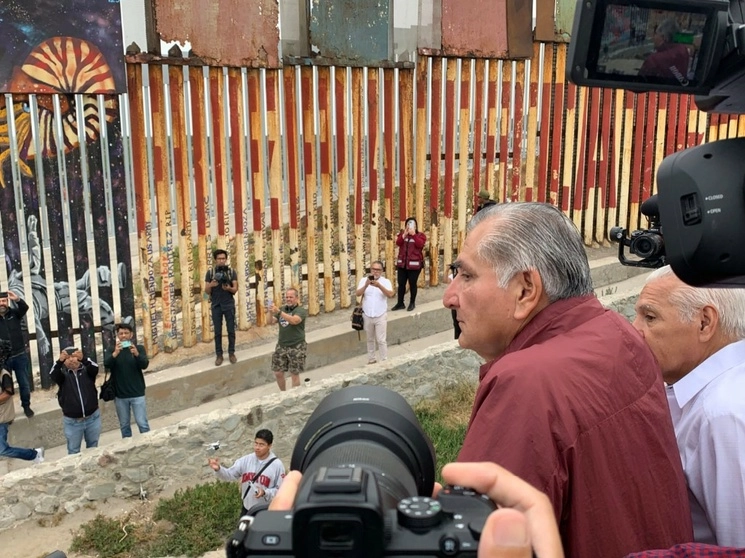 Adán Augusto López dio un mensaje desde el muro fronterizo con EU. Foto Juan Pablo Guerra / ‘La Jornada BC’