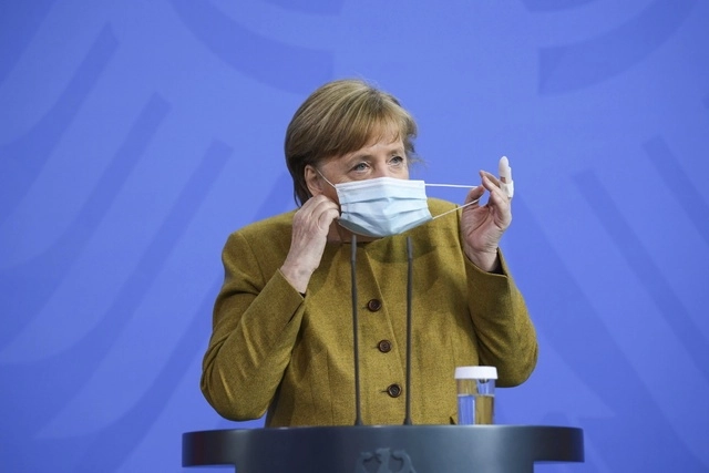 La canciller alemana Angela Merkel durante la conferencia de hoy en Berlín, para anunciar el endurecimiento de las medidas contra el coronavirus. Foto Ap 