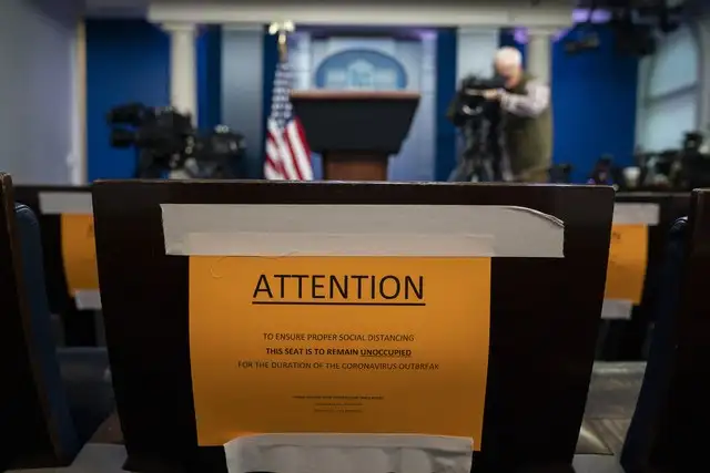 Un anuncio anuncia una mayor separación entre los reporteros en la Casa Blanca. Foto Ap 