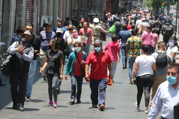 El flujo de personas en el Centro Histórico se ha incrementado pese al semáforo naranja en CDMX. Foto José Antonio López