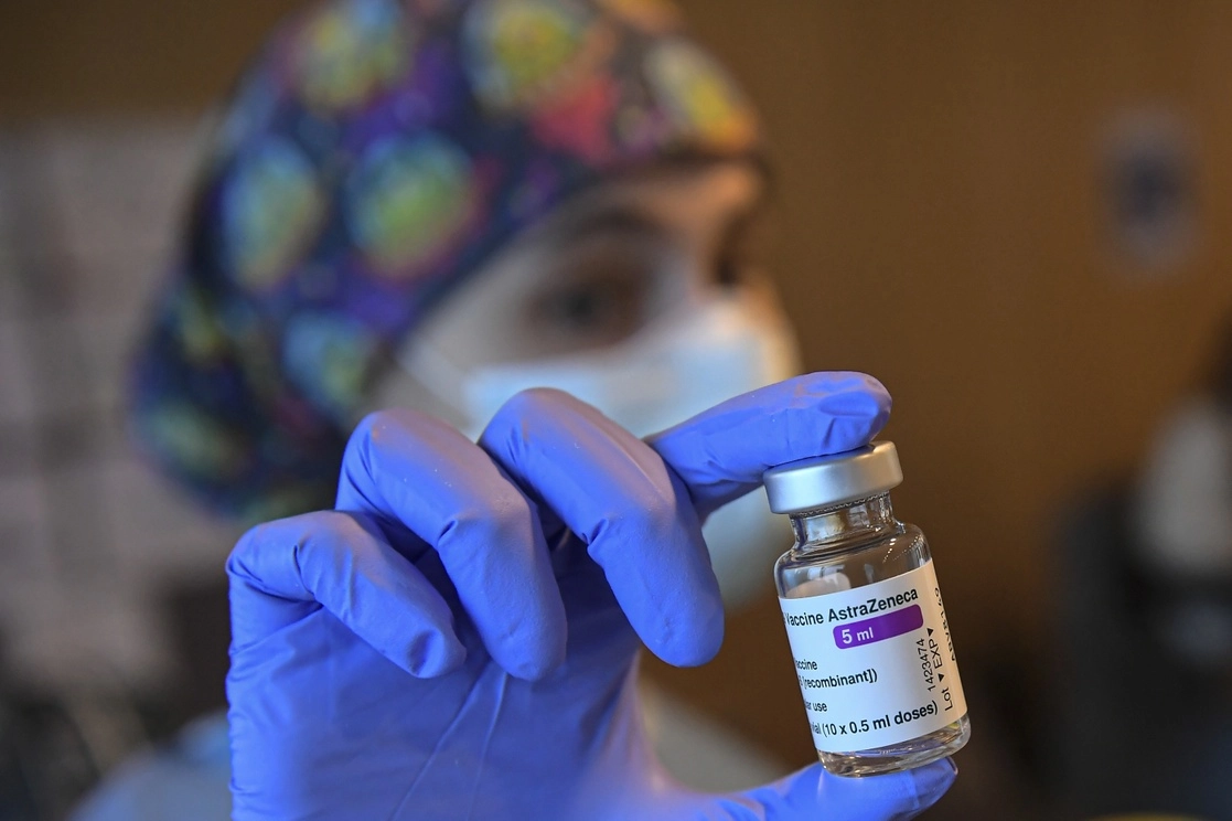 Una trabajadora de la salud muestra un vial de AstraZeneca en el Hospital de San Pedro, en Logroño, España, el 24 de marzo de 2021. Foto Ap 