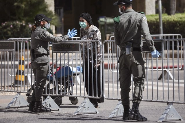 Policía fronteriza de Israel coloca cercos para evitar la afluencia de personas y así contener los contagios de Covid-19. Foto Ap