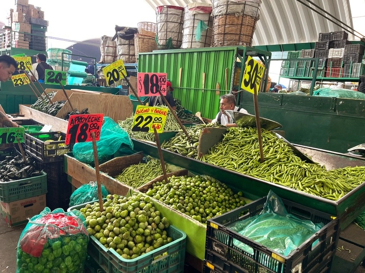 Venta de frutas y verduras en la Central de Abasto de la Ciudad de México. Foto María Luisa Severiano / Archivo