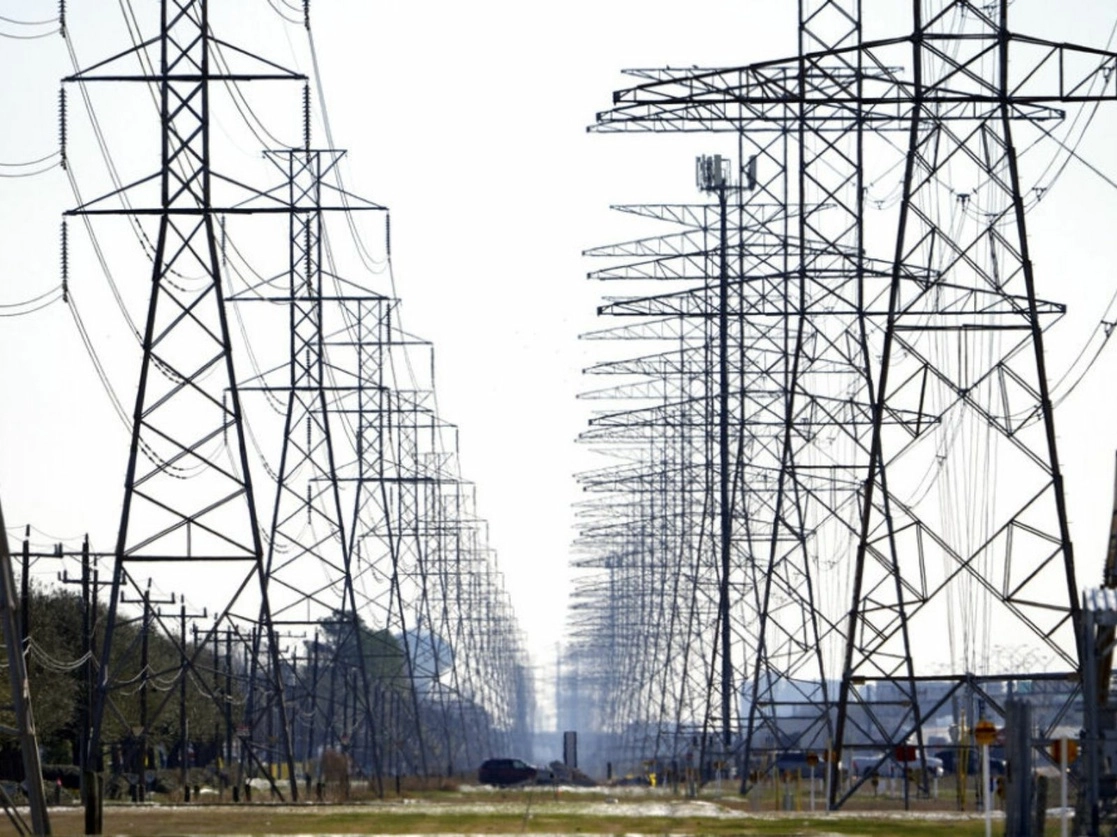 Vista de torres de transmisión de alto voltaje en Houston, Texas, donde millones de ciudadanos se quedaron sin electricidad cuando la tormenta invernal ‘Uri’ azotó el estado. Foto Ap / Archivo