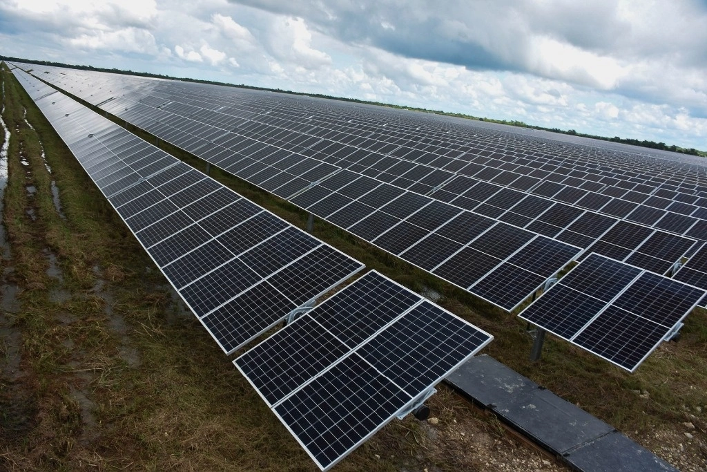  Instalaciones del Parque Solar La Pimienta, localizado en el Municipio de Carmen, Campeche. Con más de un millón de paneles solares distribuidos en 651 hectáreas, los cuales generaran energía limpia para la Comisión Federal de Electricidad. Foto Cuartoscuro / archivo 