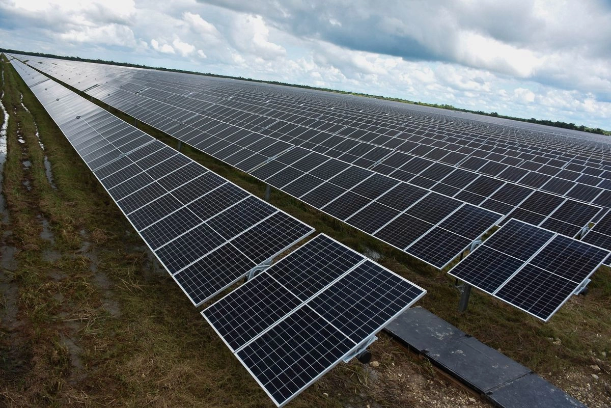 Al participar en la inauguración de un foro sobre energía solar, Mariano Birlain, director Desarrollo Tecnológico y Acceso a la Energía de la dependencia, comentó que una de las principales prioridades de la actual administración federal es aprovechar la energía solar.