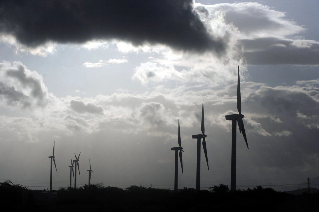 Los beneficios económicos y sociales para México se incrementarán si el país adopta una política energética “verde”, señala un estudio realizado por el CIDE. Foto Cuartoscuro / Archivo