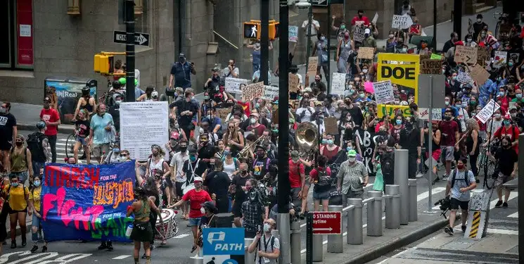 Profesores, apoyados por estudiantes y padres de familia, protestan el 3 de agosto de 2020 en Nueva York contra una reapertura de escuelas sin garantías de control de la pandemia de coronavirus, como intentan realizar algunos estados en Estados Unidos. Foto Ap