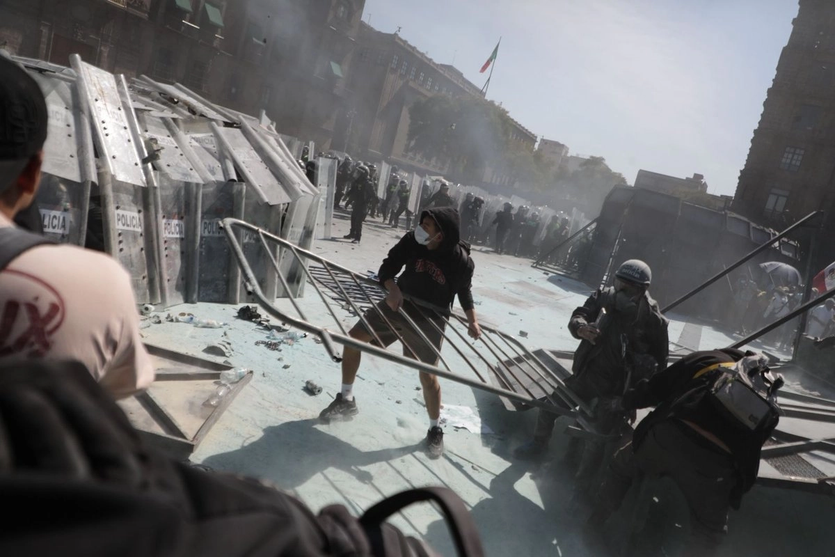 Imagen de jóvenes entrenados que derribaron vallas, lanzaron cohetones, cortaron cadenas con
instrumentos especiales y golpearon a los agentes policiacos, el sábado 15 de noviembre en el Zócalo de la CDMX. Foto