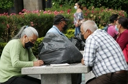 Los adultos mayores a 65 años forman el sector más vulnerables a estos padecimientos. Foto Roberto García Rivas