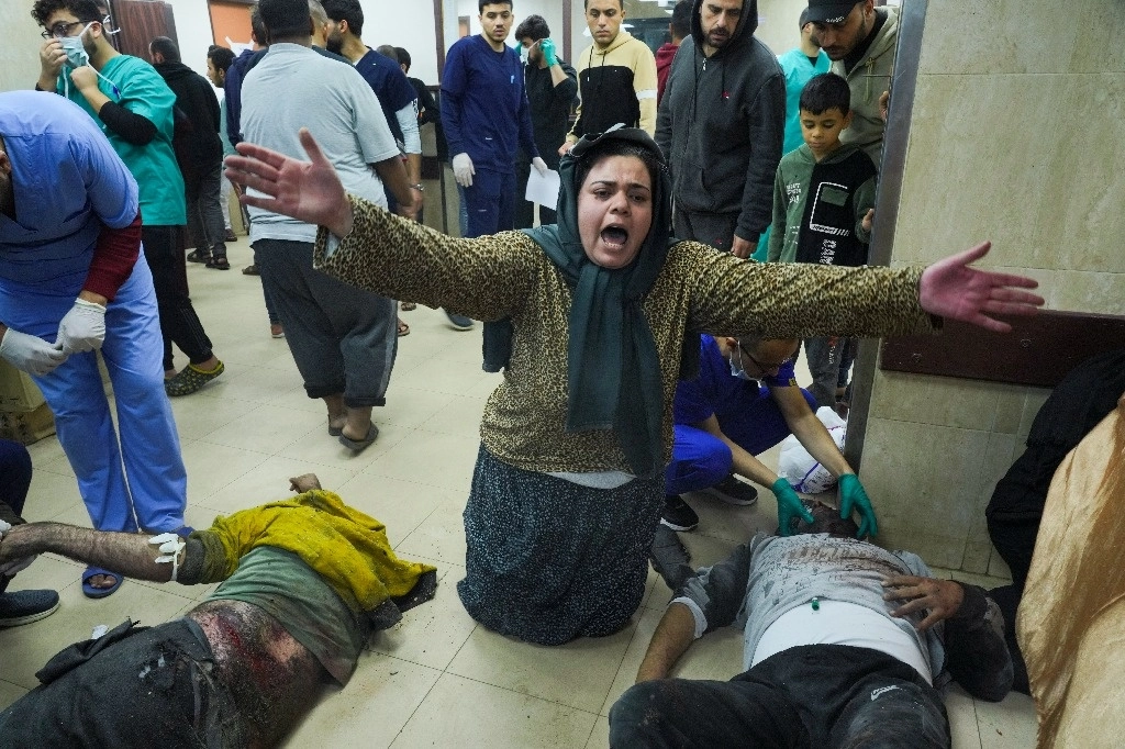 Palestinos heridos durante un bombardeo israelí en la franja de Gaza fueron trasladados al hospital de Deir al Balah. Foto Ap 