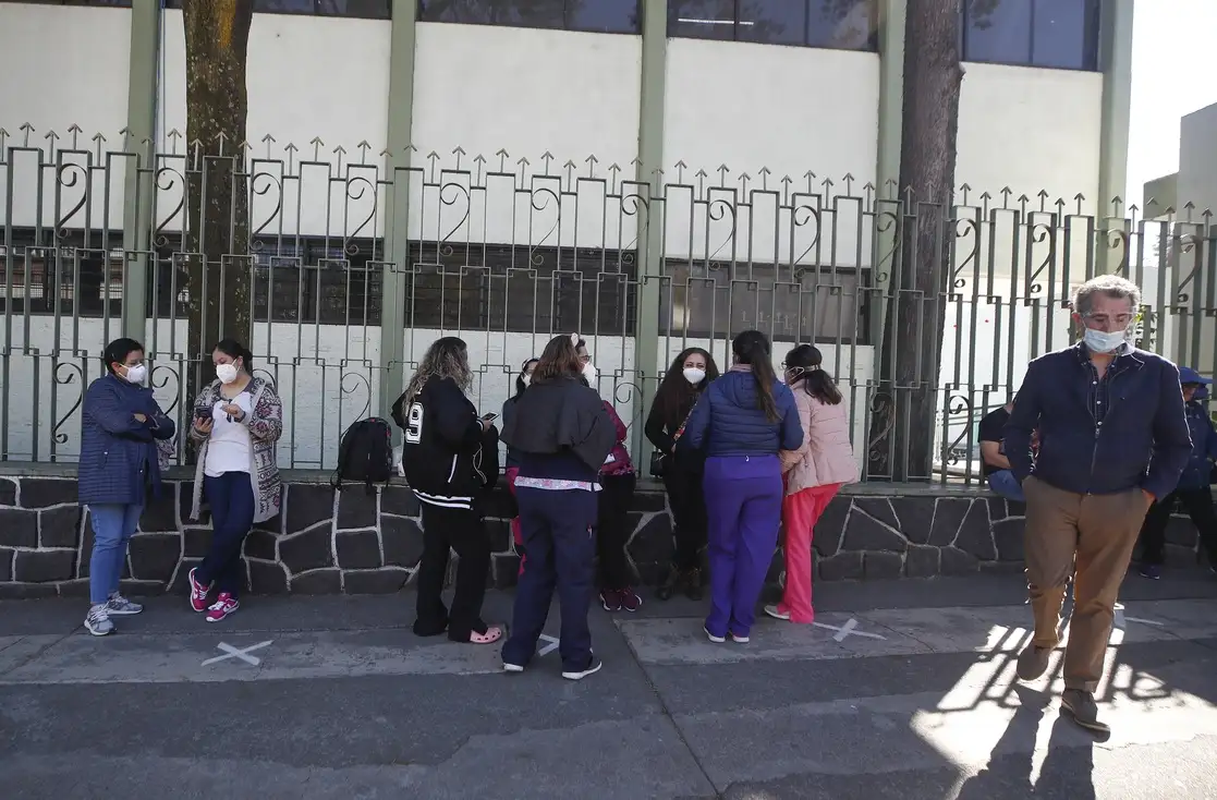 Personal médico aguarda que les sea aplicada la vacuna contra Covid-19 desarrollada por Pfizer y Biontech en instalaciones del 22 Batallón de la Policía Militar "El Chivatito", en la Ciudad de México, el 3 de diciembre de 2020. Foto Víctor Camacho