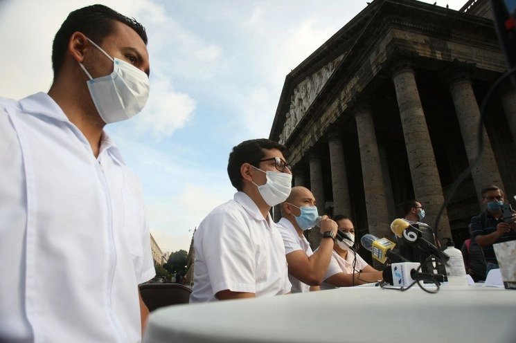 Los enfermeros durante una conferencia de prensa. Foto Arturo Campos