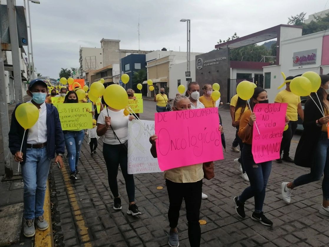 Enfermos de cáncer y sus familiares se manifestaron en Nayarit para exigir medicamentos para tratamientos oncológicos. Foto Myriam Navarro 