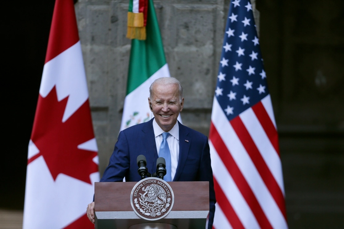 El presidente estadunidense, Joe Biden, después de la Cumbre de Líderes de América del Norte, en el patio central de Palacio Nacional, el 10 de enero pasado. Foto Xinhua 