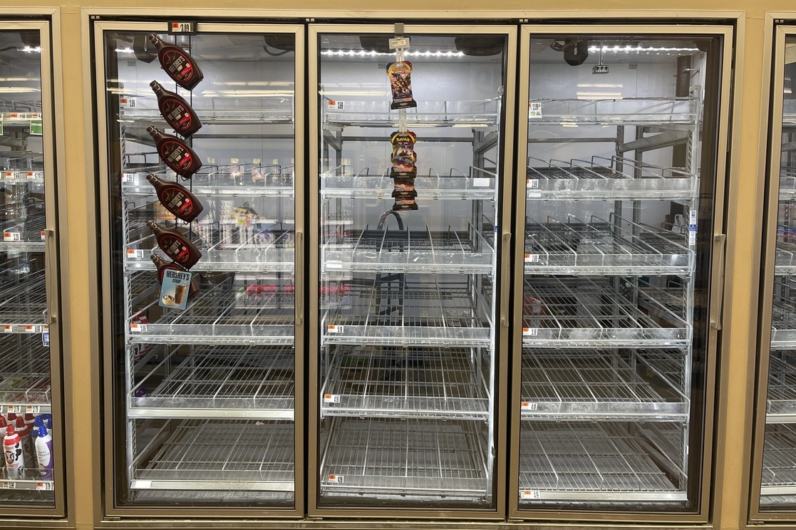 Falta de productos en el refrigerador de una tienda estadunidense. Foto Ap