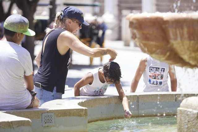 Busca la gente maneras de refrescarse ante ola de calor. Sevilla, España. Foto Europa Press