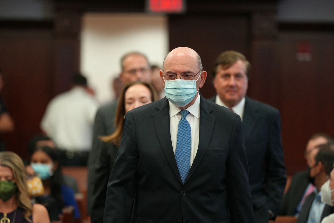 Allen Weisselberg, ex jefe de finanzas de la Organización Trump, durante el juicio contra la empresa del ex mandatario. Weisselberg aceptó cooperar con las autoridades a cambio de una reducción en su condena. Foto Afp.